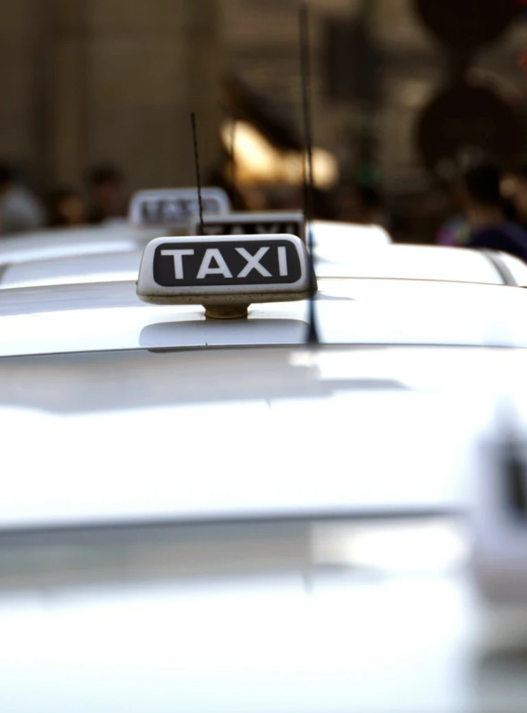 biały znak taxi na&nbsp;aucie