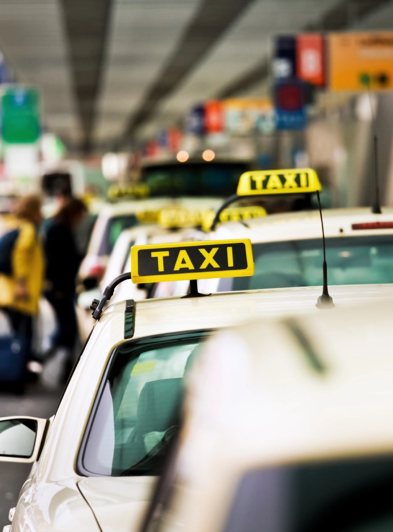 żółty znak taxi na&nbsp;aucie